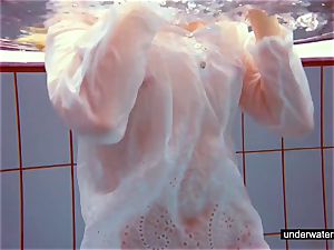 ultra-cute redhead plays bare underwater